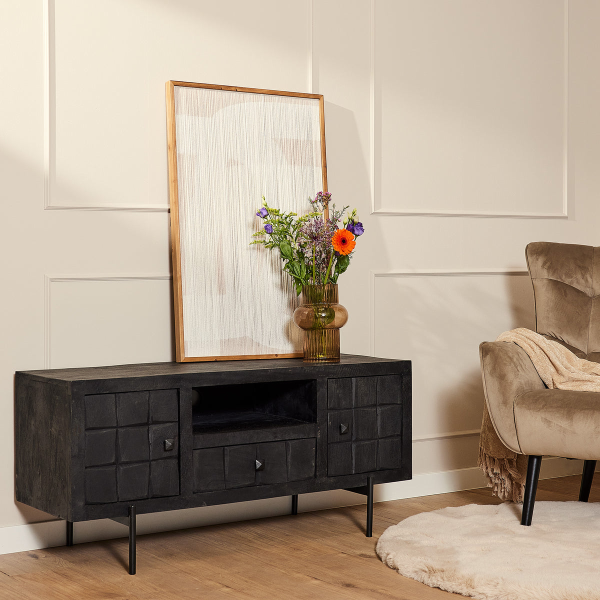 TV-Meubel Brandy Black zwart mangohout, schuin vooraanzicht in een interieur