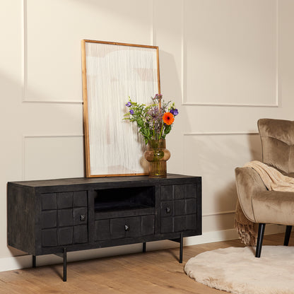 TV-Meubel Brandy Black zwart mangohout, schuin vooraanzicht in een interieur