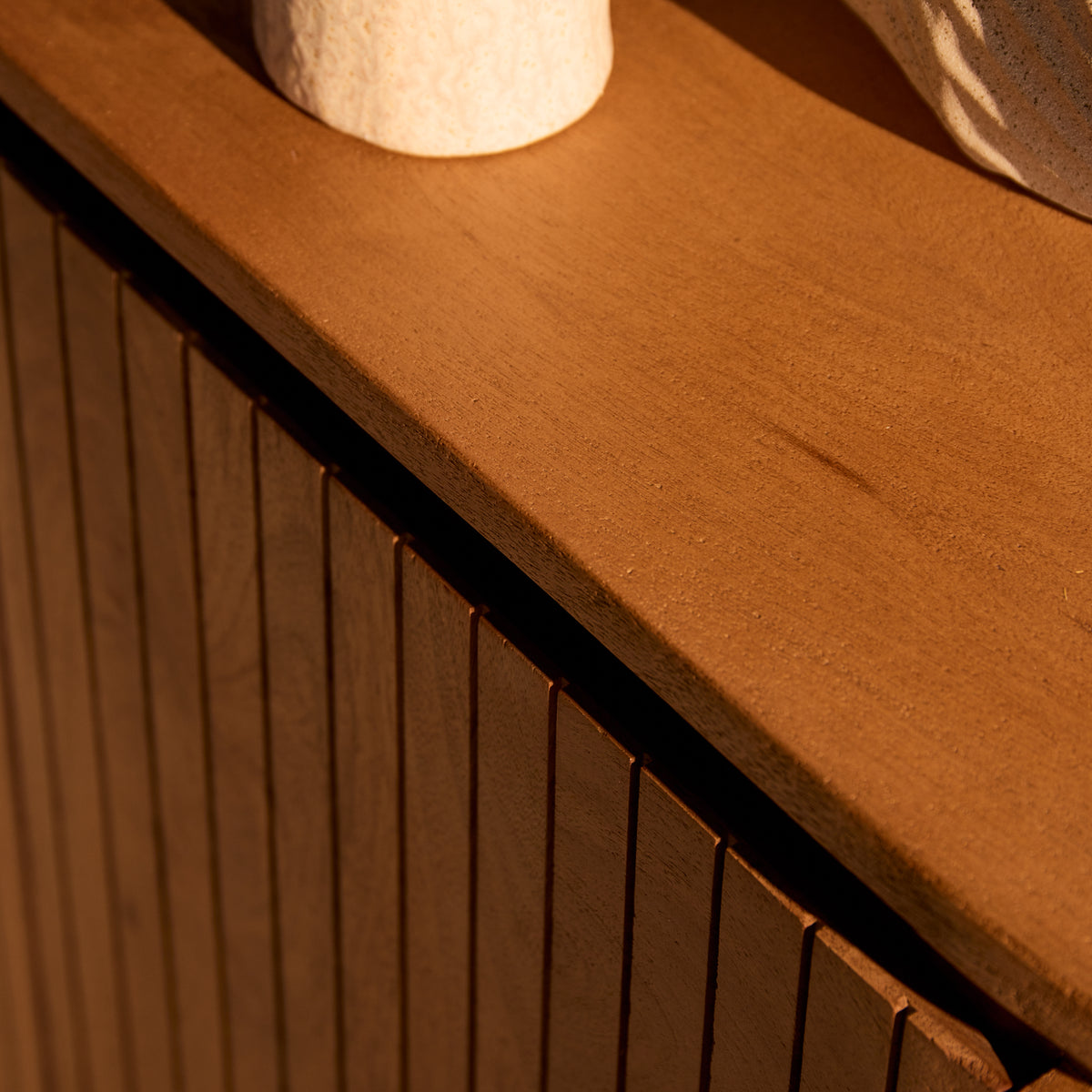 Opbergkast Solana naturel mangohout, detail van het materiaal
