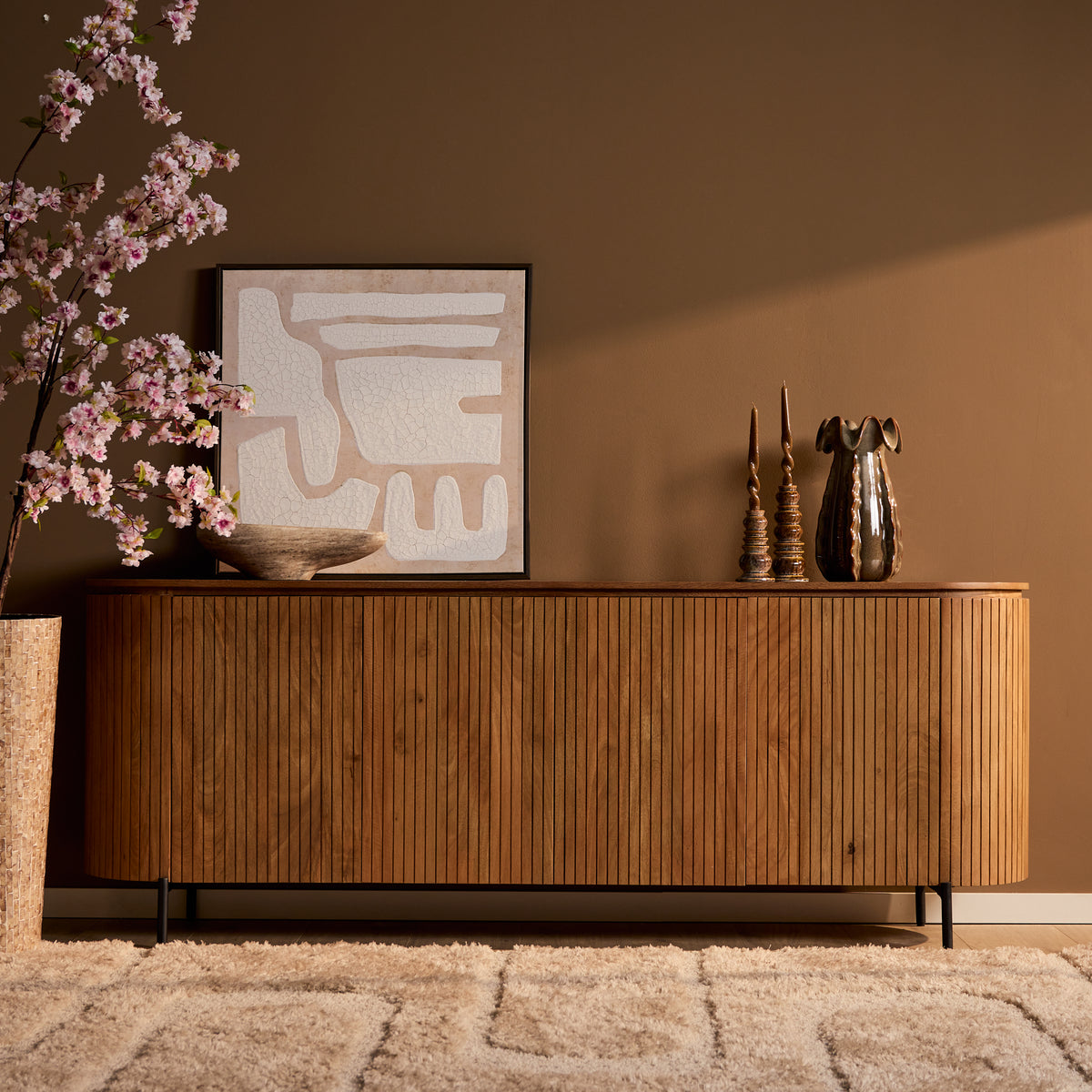Dressoir Solana naturel mangohout, vooraanzicht in een interieur