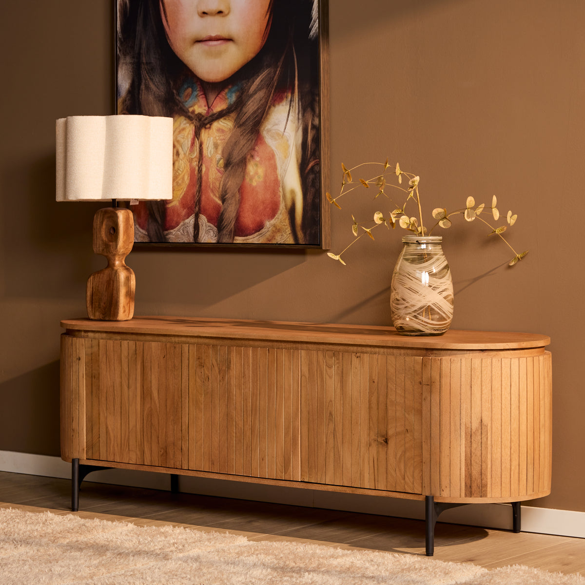 Tv-meubel Solana naturel mangohout, vooraanzicht in een interieur