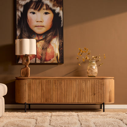 Tv-meubel Solana naturel mangohout, vooraanzicht in een interieur