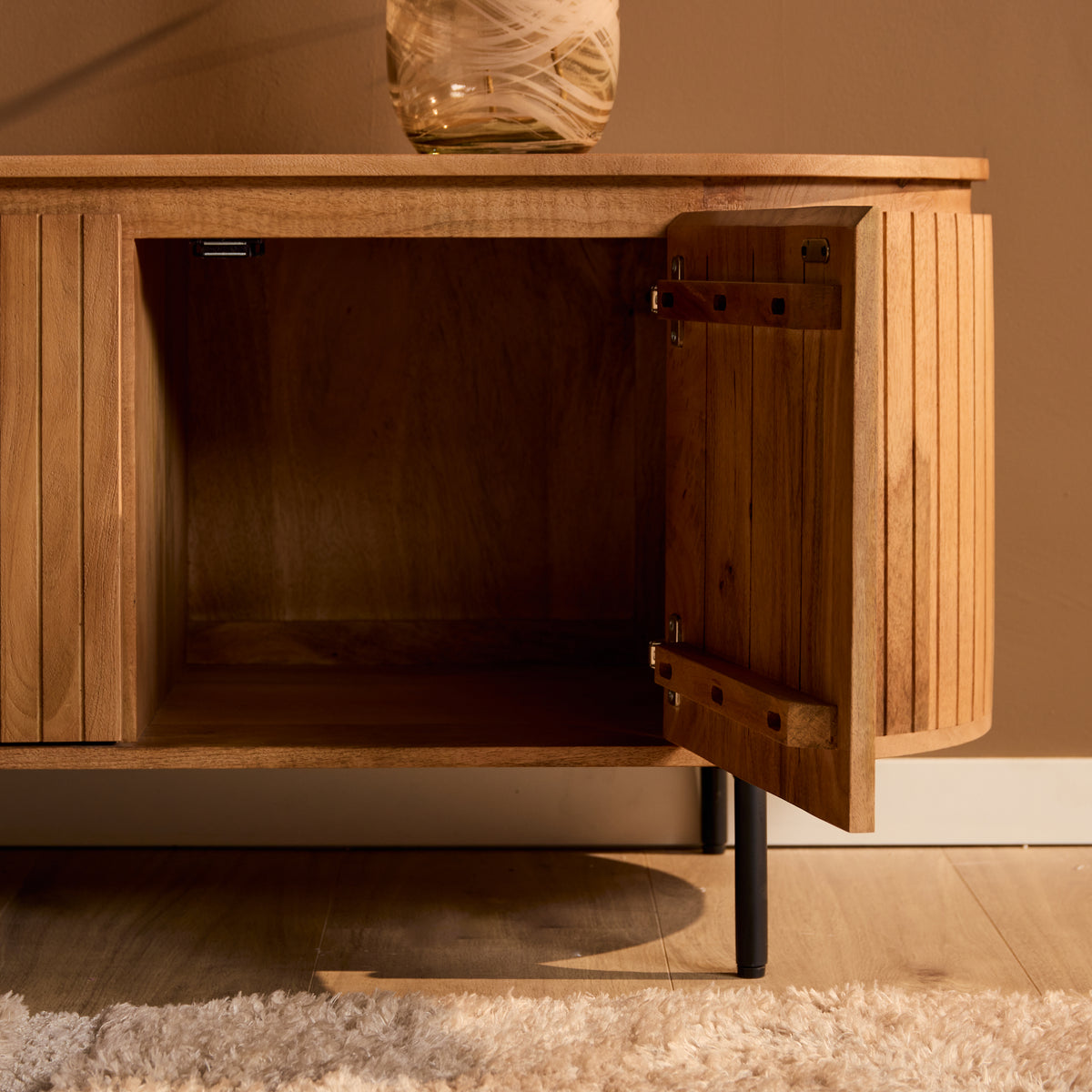 Tv-meubel Solana naturel mangohout, detail van de functie