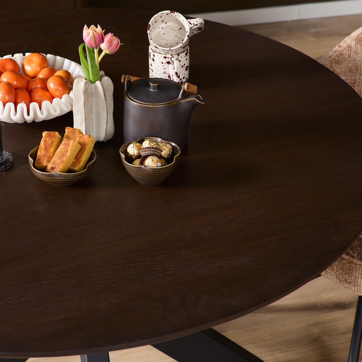 Eiken eettafel Ferris Rond Bruin | Zwart Onderstel | Onderstel Zwart
