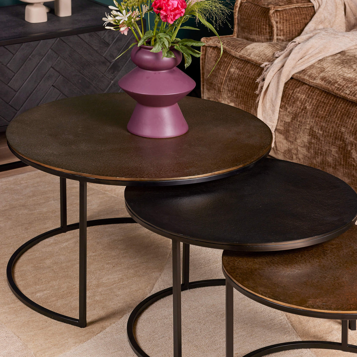 Salontafel Xaro goud aluminium, zijaanzicht in een interieur