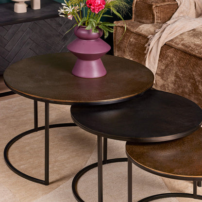 Salontafel Xaro goud aluminium, zijaanzicht in een interieur