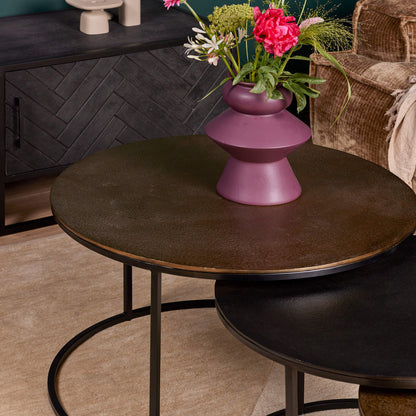 Salontafel Xaro goud aluminium, vooraanzicht in een interieur