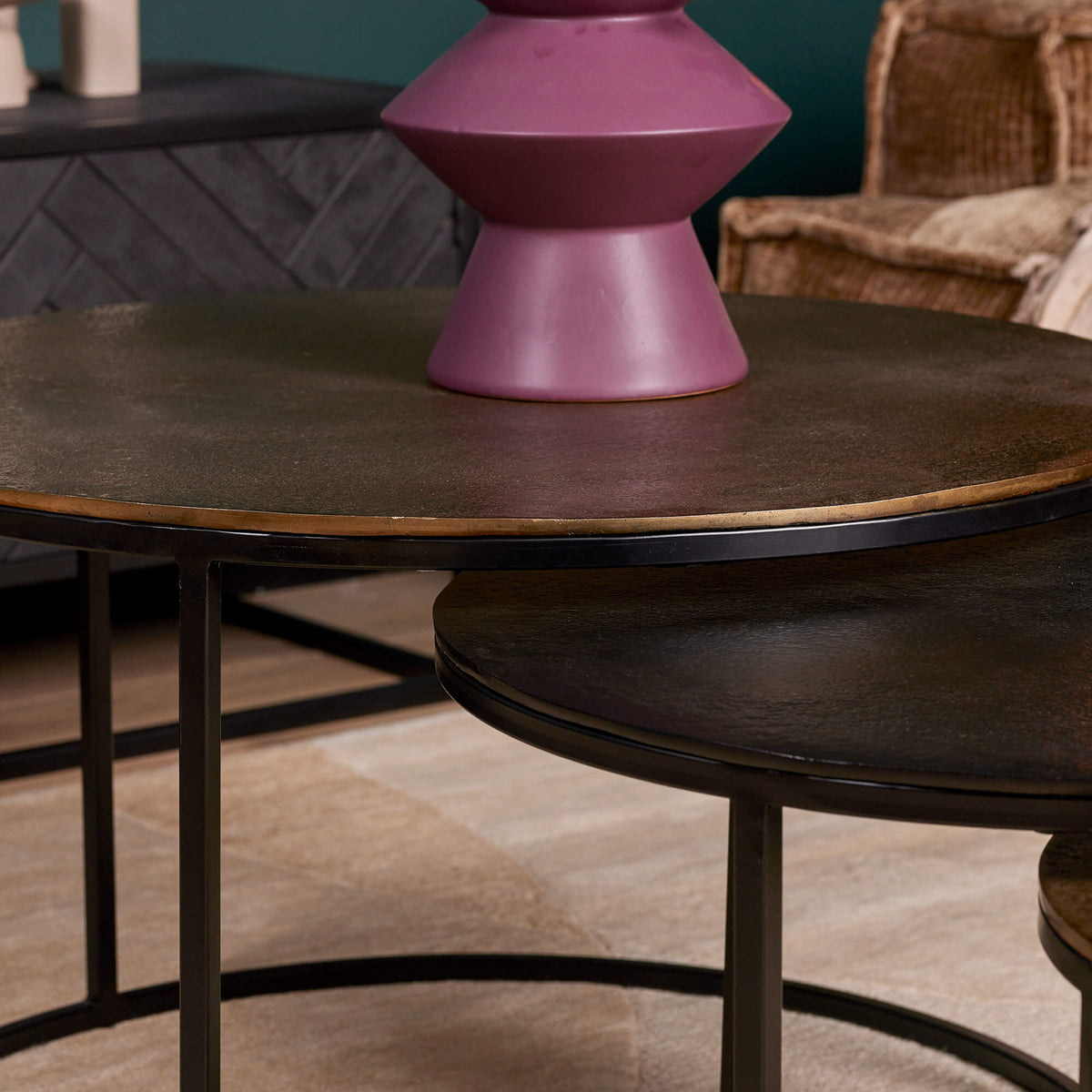 Salontafel Xaro goud aluminium, detail van het materiaal