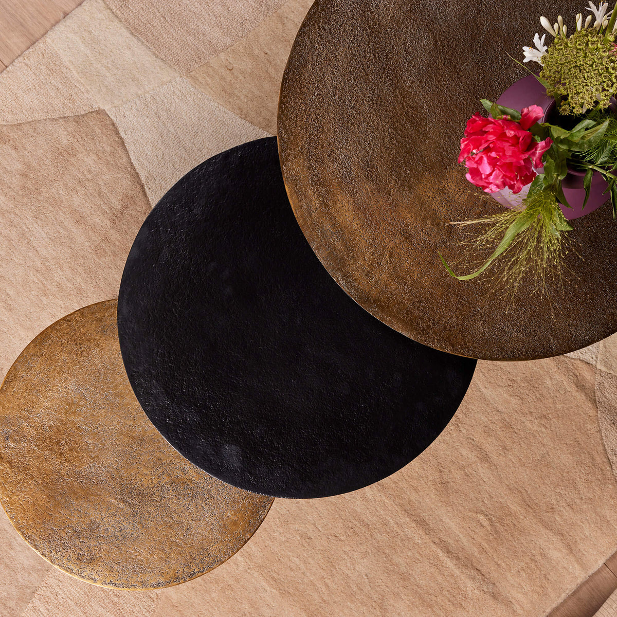 Salontafel Xaro goud aluminium, detail van het materiaal