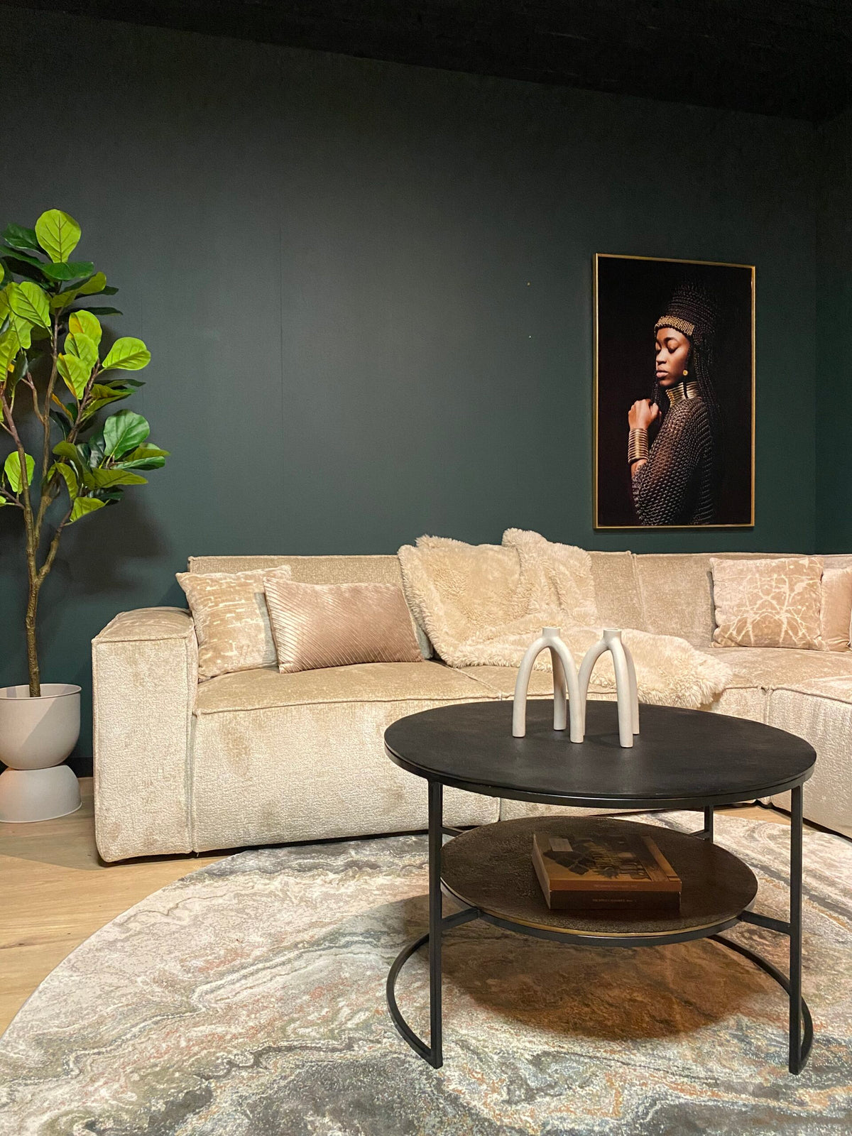 Salontafel Lecia zwart goud in een interieur
