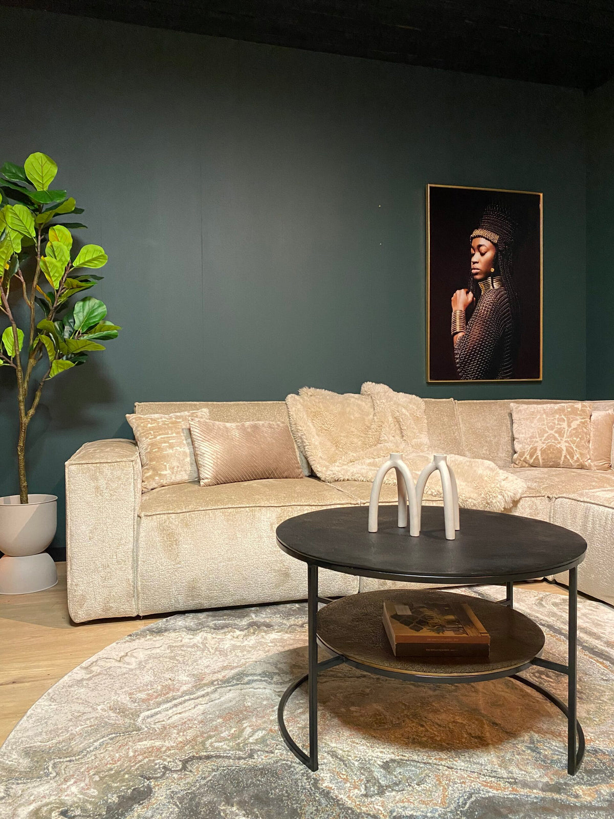 Salontafel Lecia zwart goud in een interieur