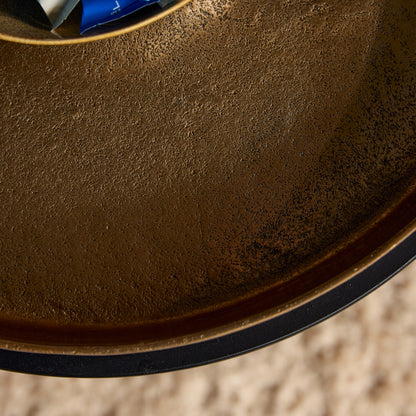 Bijzettafel Laure koper aluminium, detail van het materiaal