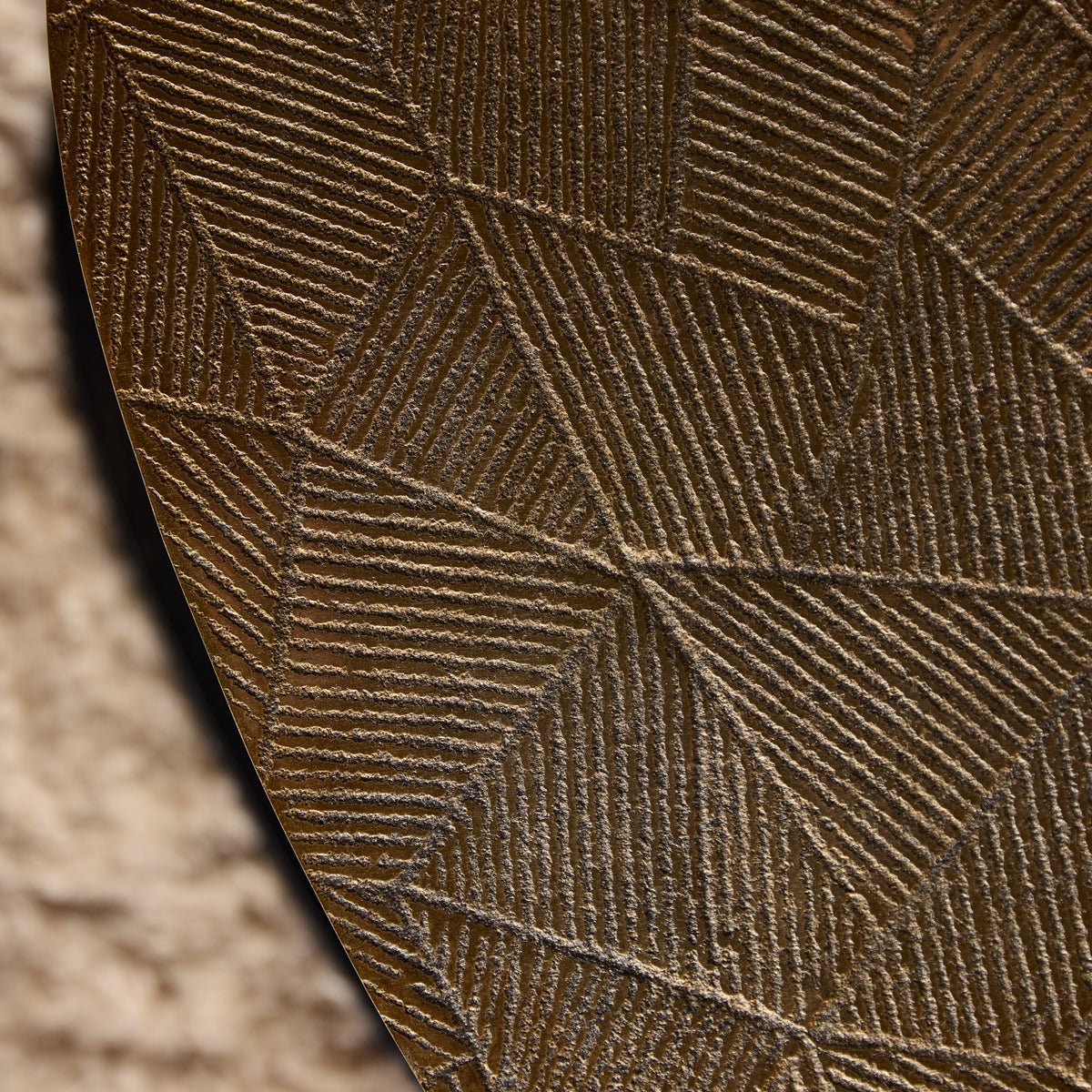 Salontafel Filou goud aluminium, detail van het materiaal