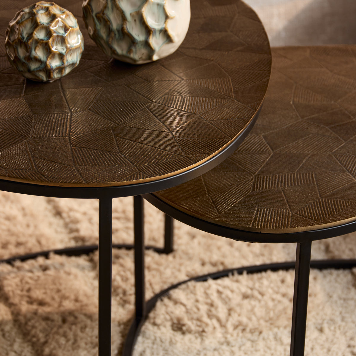 Salontafel Filou goud aluminium, detail van het materiaal