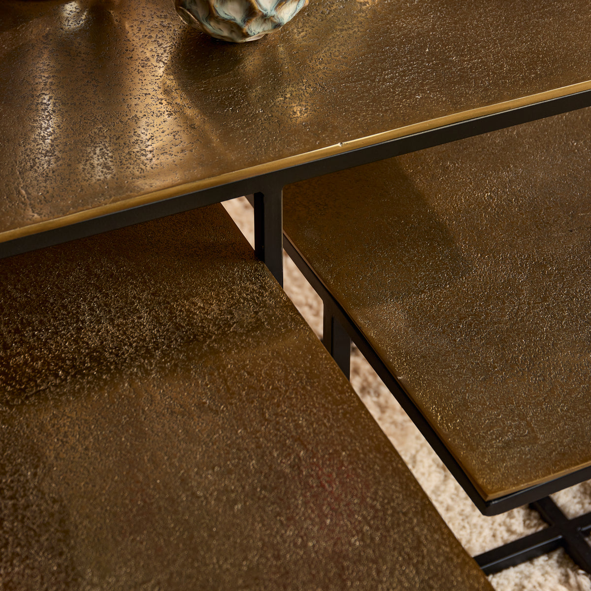 Salontafel Joelle brons aluminium, detail van het materiaal