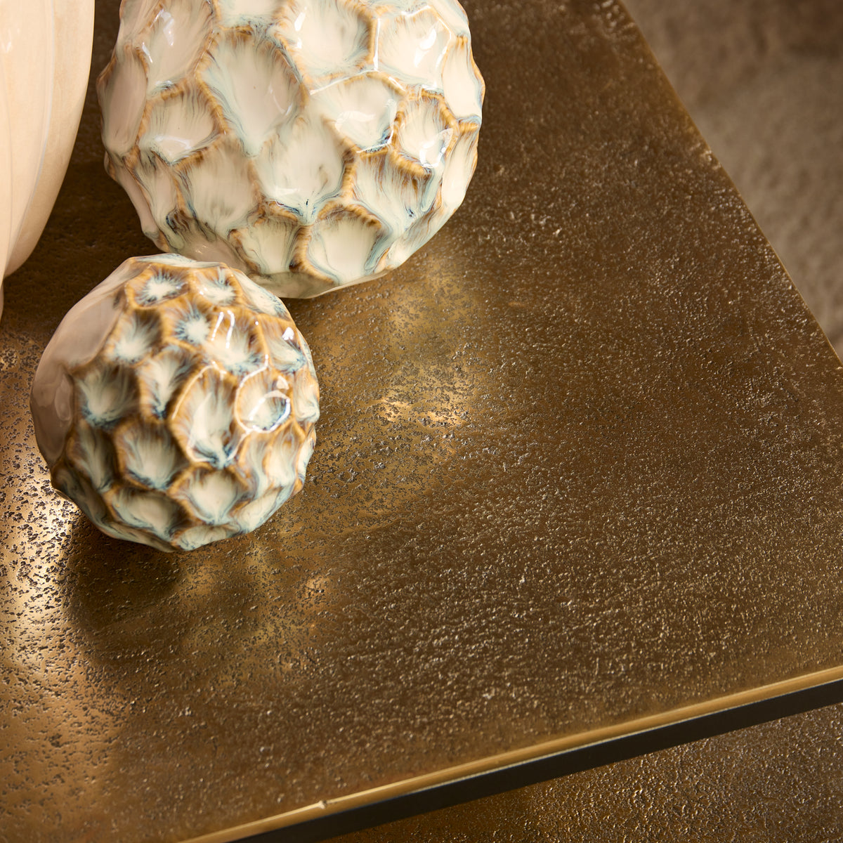 Salontafel Joelle brons aluminium, detail van het materiaal
