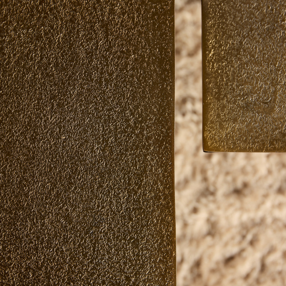 Salontafel Joelle brons aluminium, detail van het materiaal