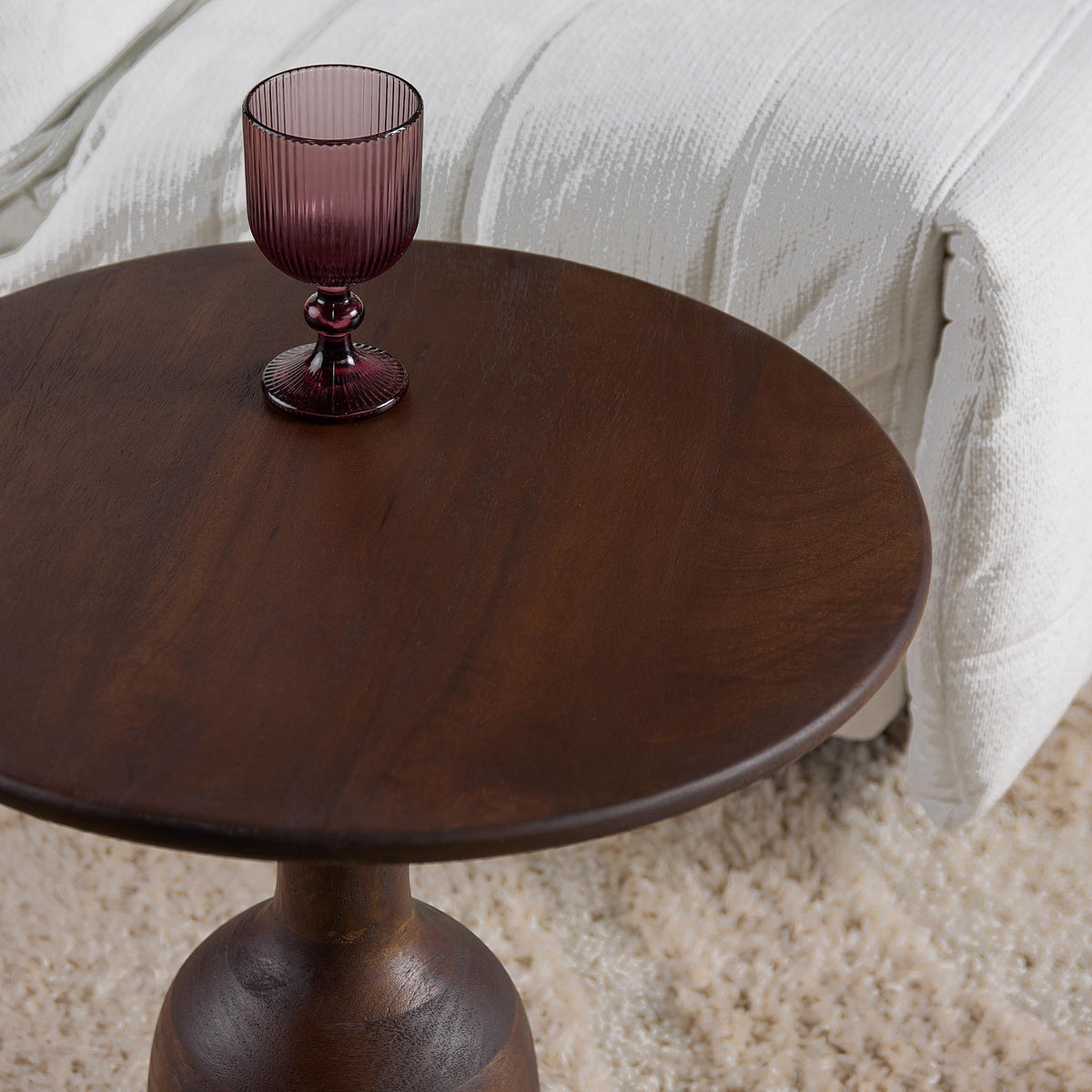 Bijzettafel Donna bruin mangohout, detail van het materiaal