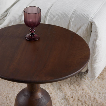 Bijzettafel Donna bruin mangohout, detail van het materiaal