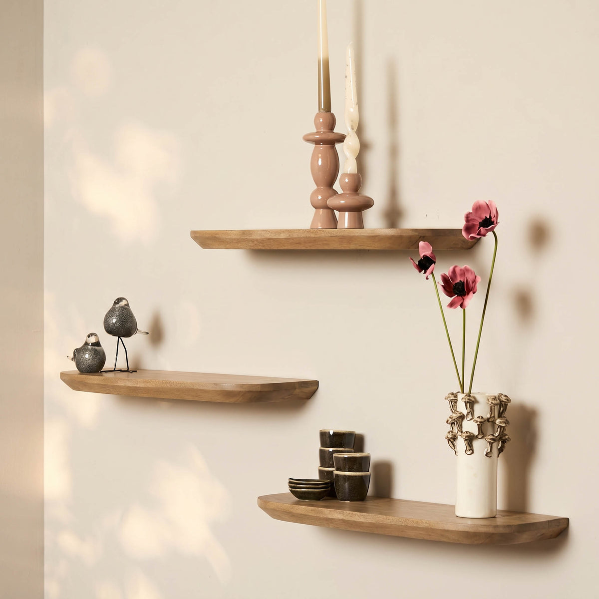 Wandplank Gusta naturel mangohout in een interieur