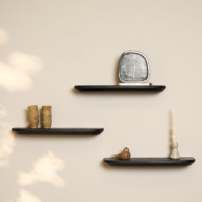 Wandplank Gusta zwart mangohout, vooraanzicht in een interieur