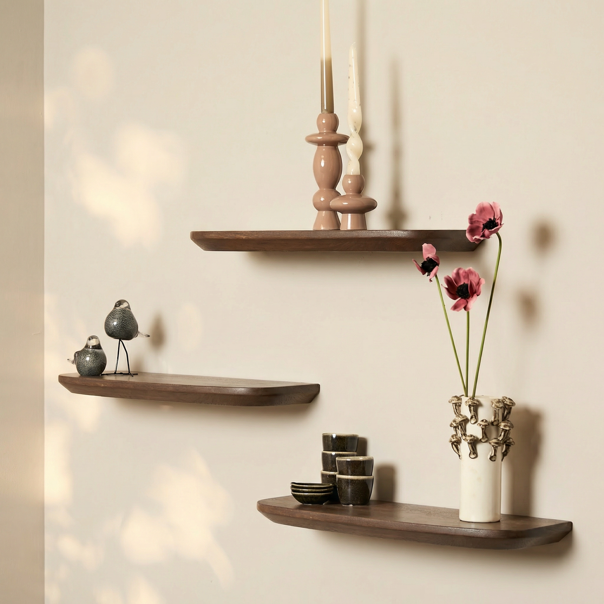 Wandplank Gusta bruin mangohout in een interieur