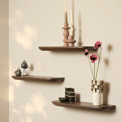 Wandplank Gusta bruin mangohout in een interieur
