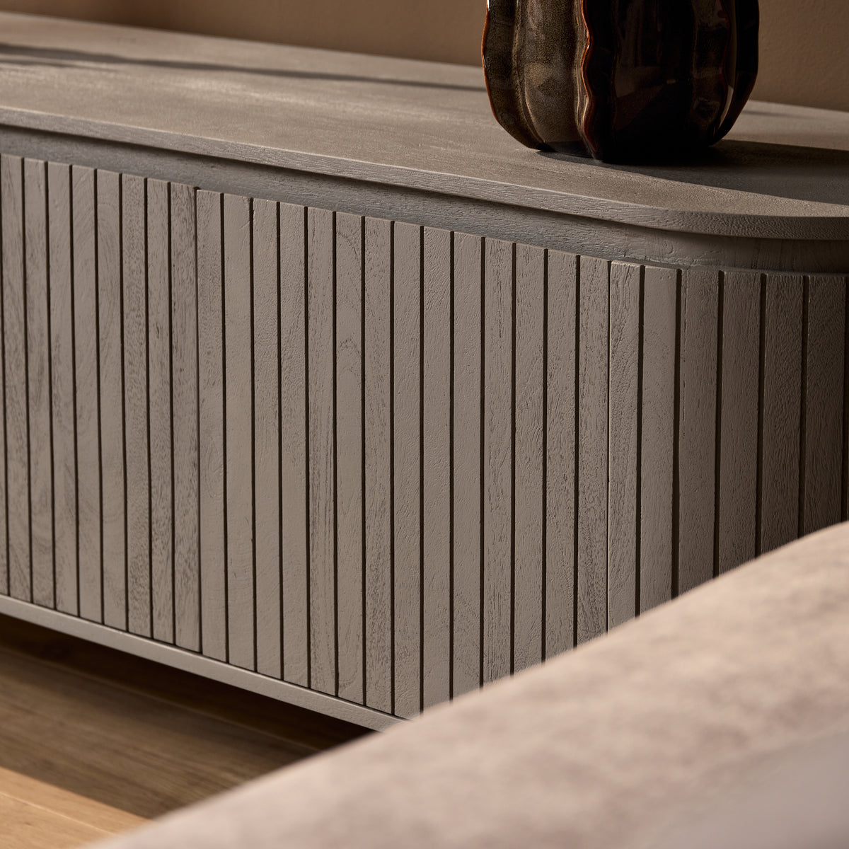 Tv-meubel Solana mangohout, detail van het materiaal