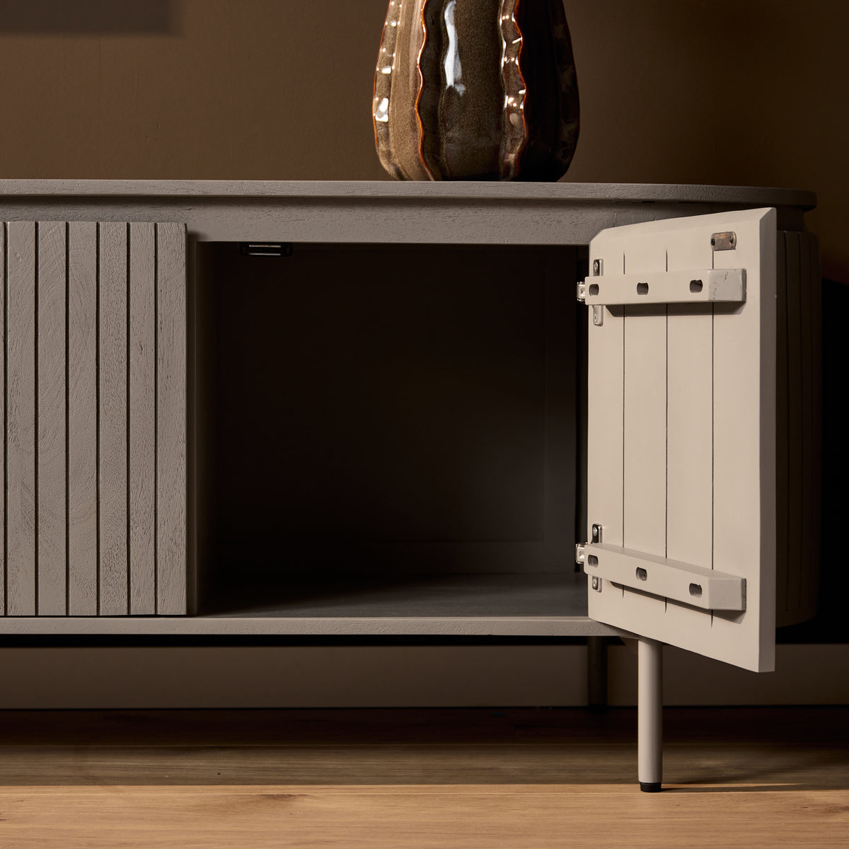 Tv-meubel Solana mangohout, detail van de functie