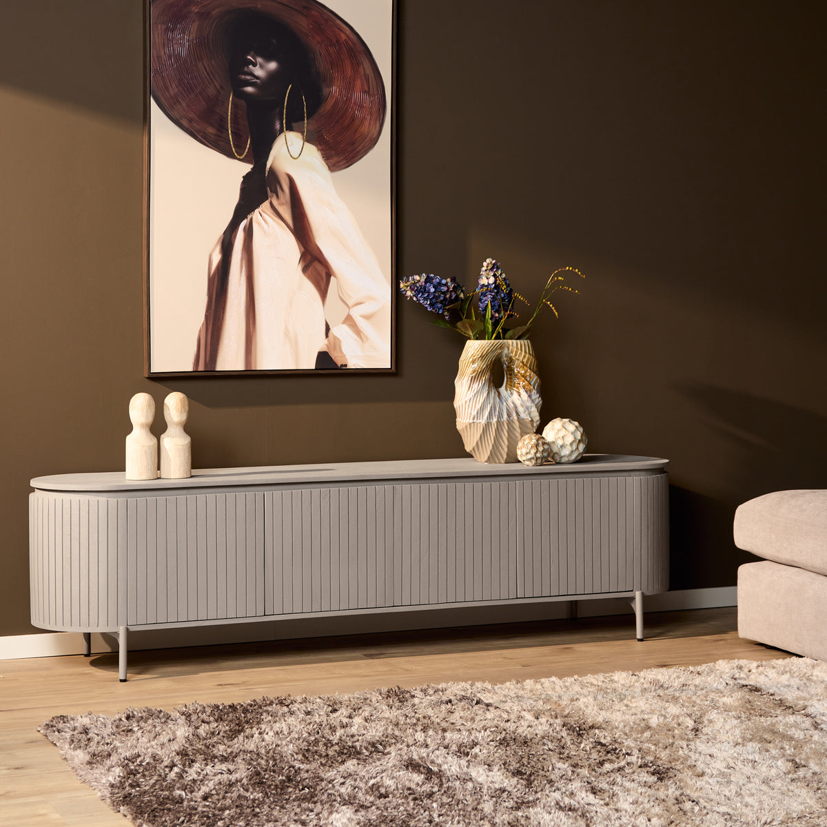 Tv meubel Solana mangohout taupe, vooraanzicht in een interieur