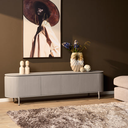 Tv meubel Solana mangohout taupe, vooraanzicht in een interieur