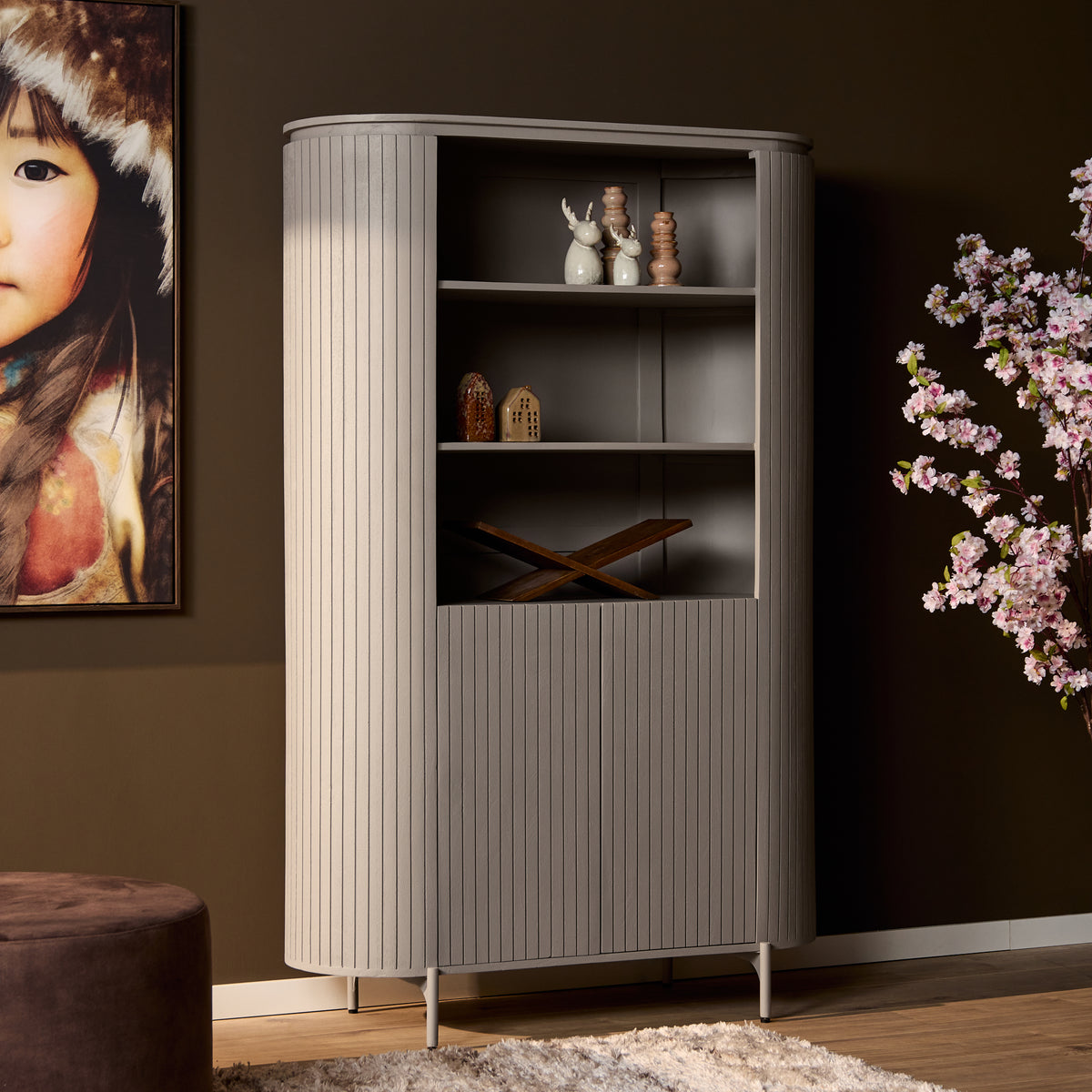 Wandkast Solana mangohout taupe, vooraanzicht in een interieur