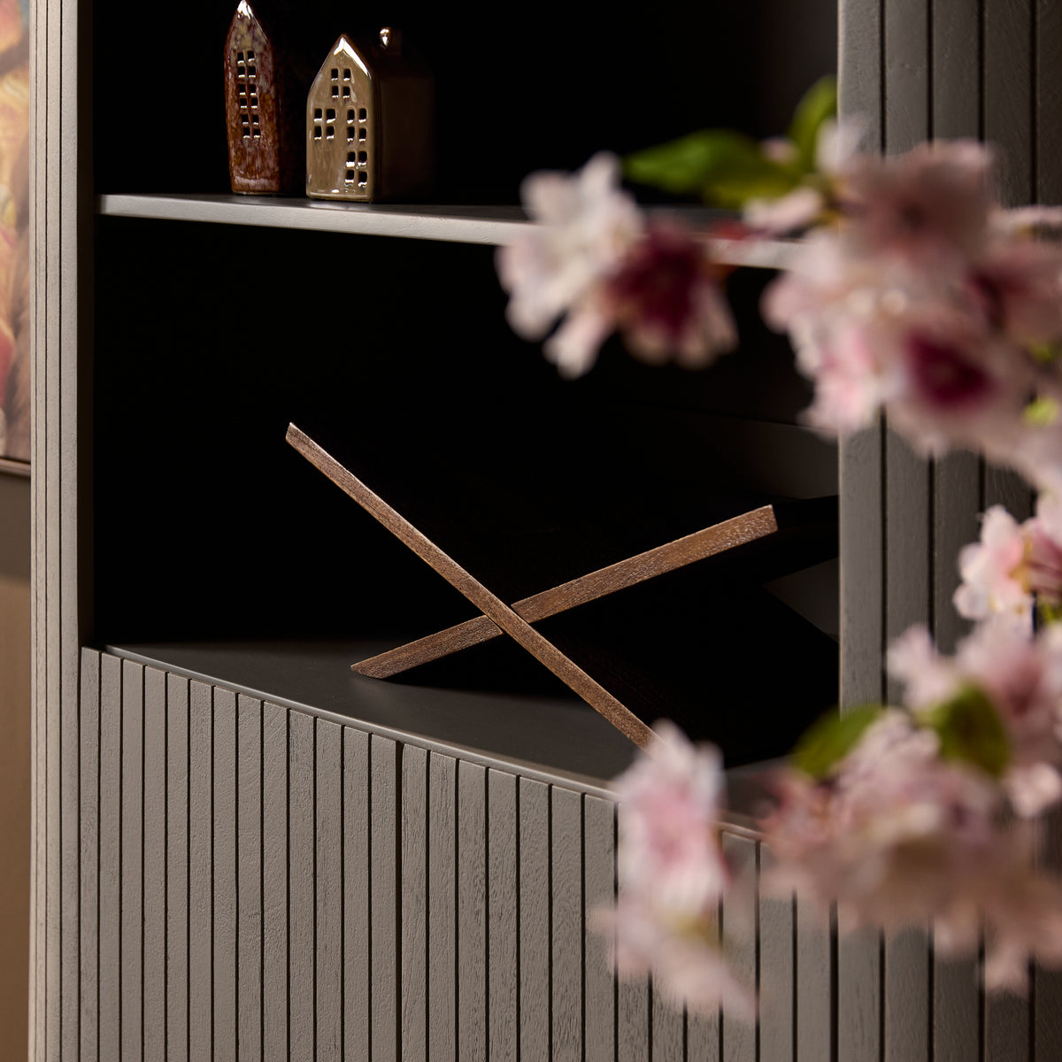Wandkast Solana mangohout taupe, detail van het materiaal