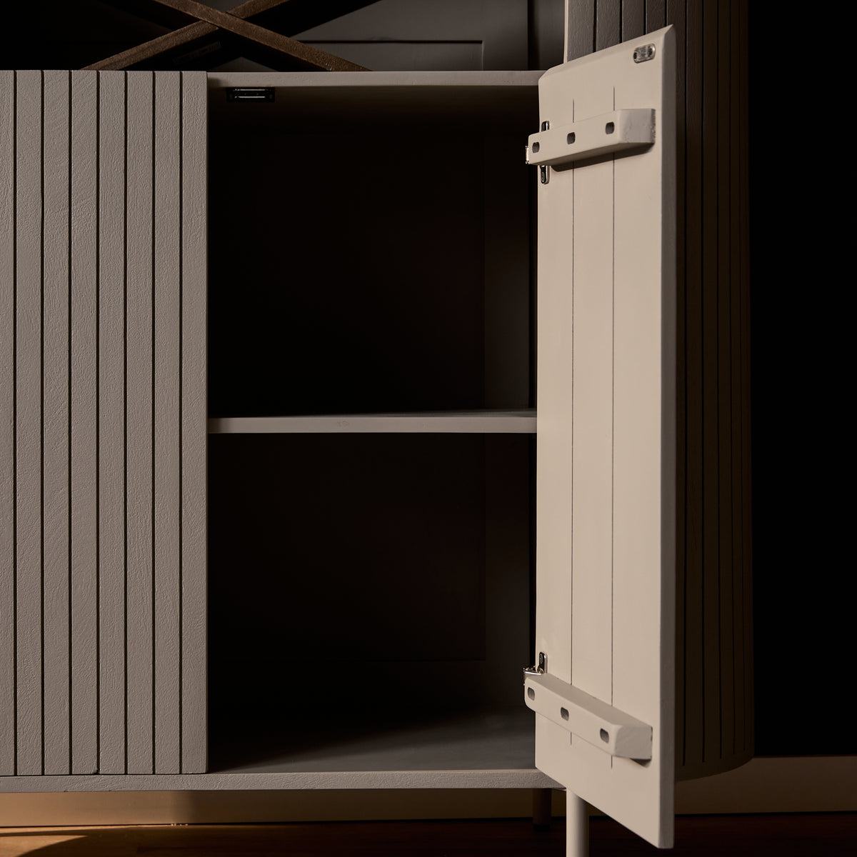 Wandkast Solana mangohout taupe, detail van de functie