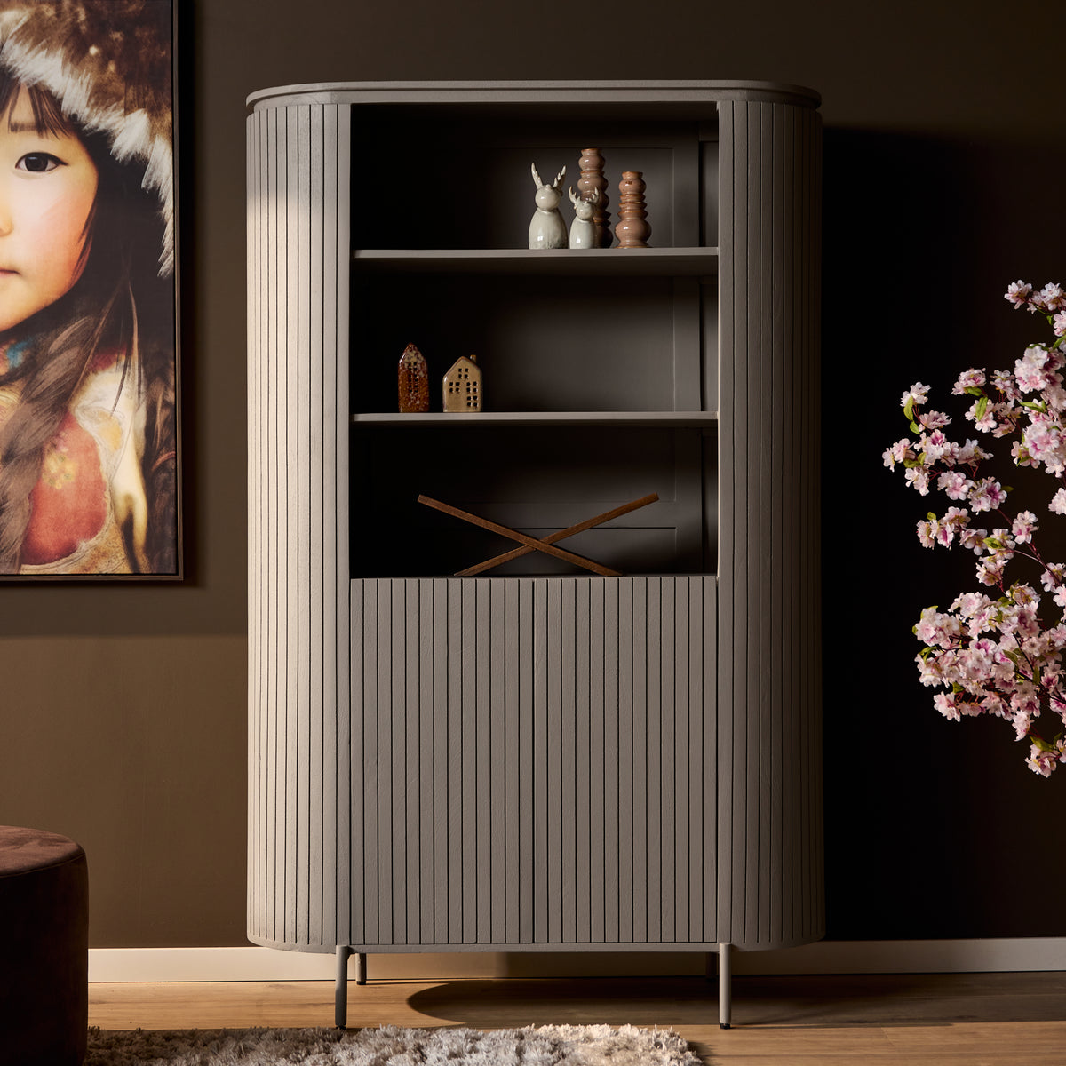 Wandkast Solana mangohout taupe, vooraanzicht in een interieur