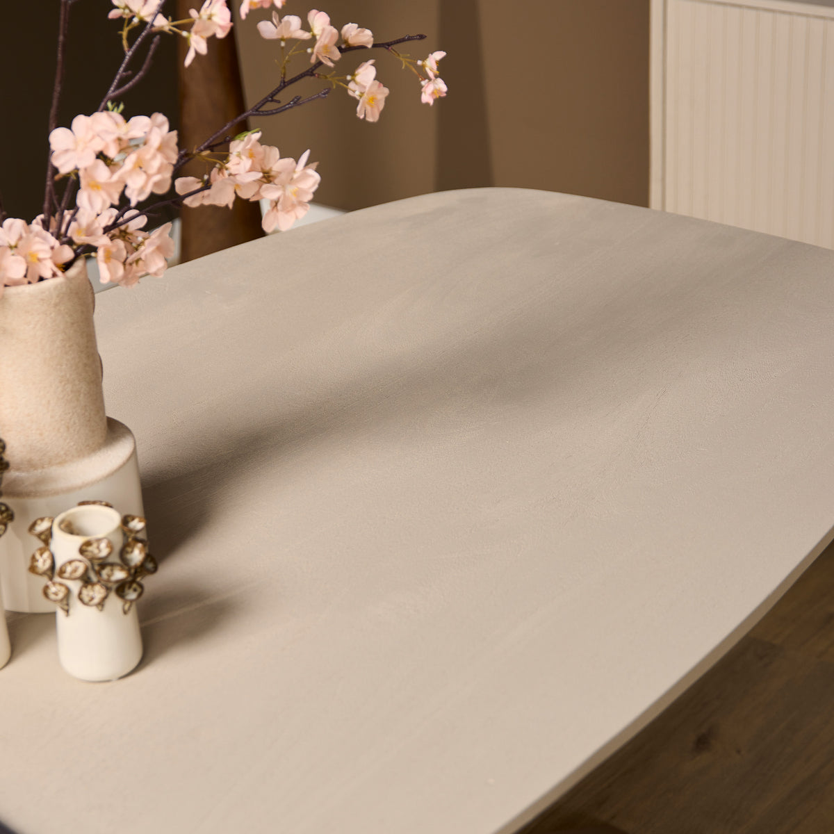 Eettafel Madison Sand | Deens Ovaal | Onderstel Koper — Vooraanzicht - sfeer