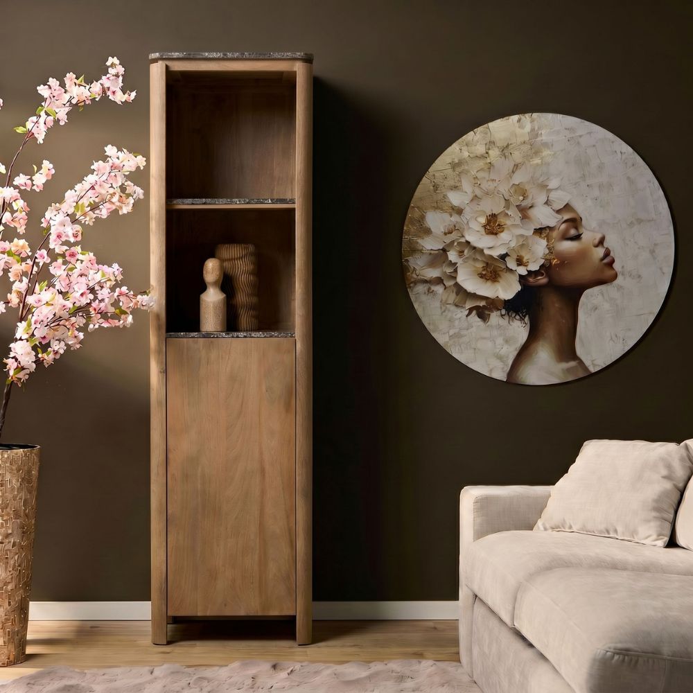 Boekenkast Dallas naturel mangohout, vooraanzicht in een interieur