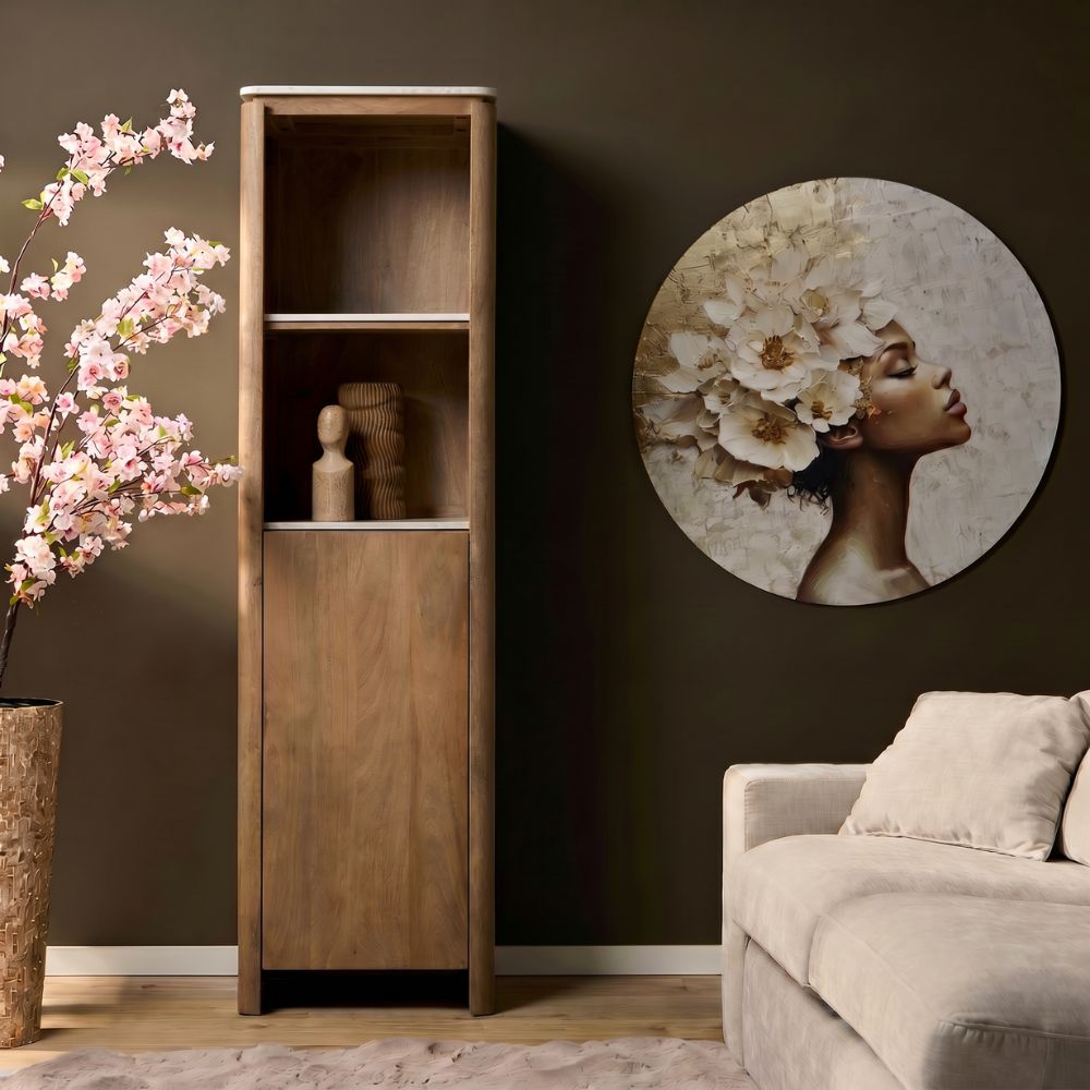 Boekenkast Dallas naturel mangohout, vooraanzicht in een interieur
