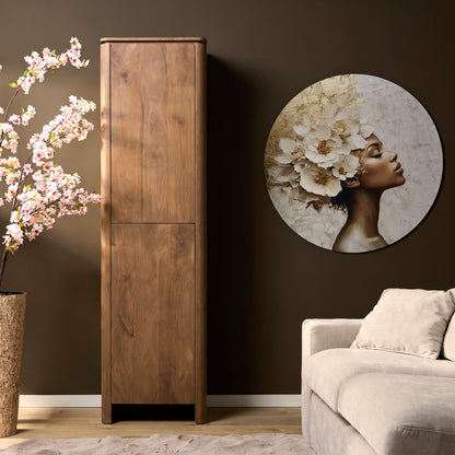 Opbergkast Dallas naturel mangohout 55 cm, vooraanzicht in een interieur