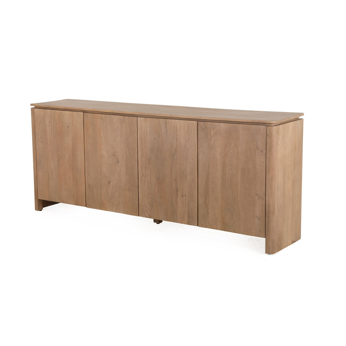 Dressoir Dallas naturel mangohout 210 cm, schuin vooraanzicht op witte achtergrond