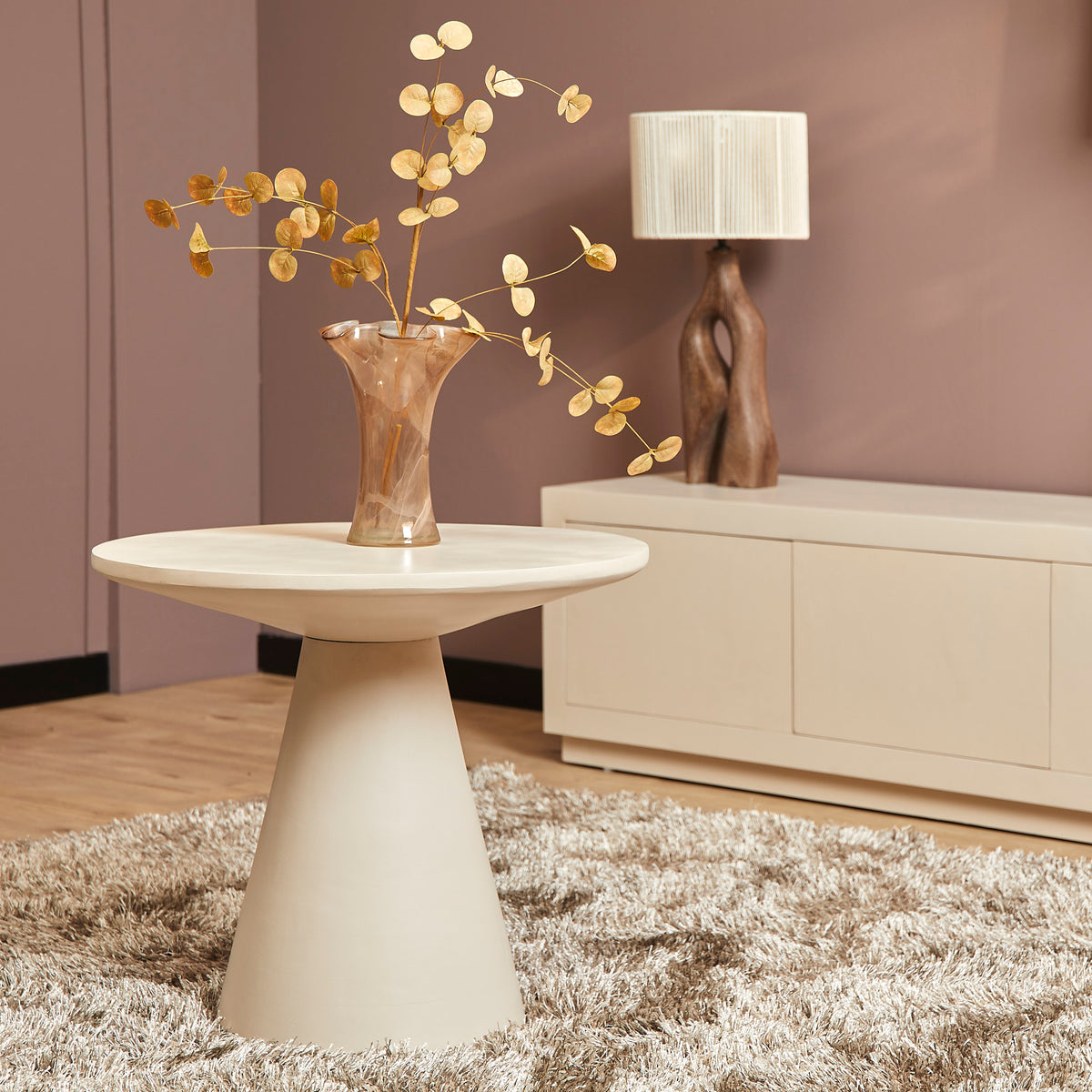 Salontafel Bellis zand mangohout, vooraanzicht in een interieur