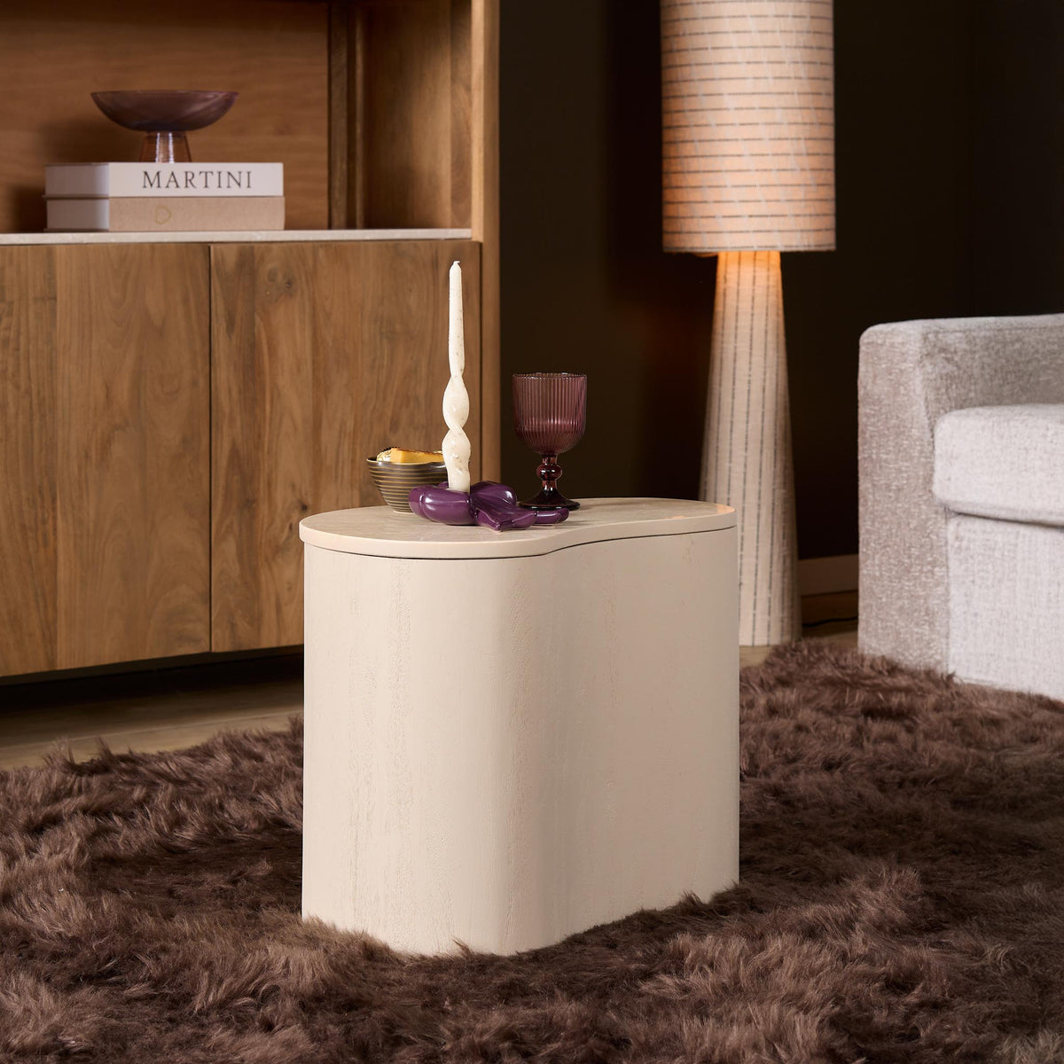 Salontafel Lovi zand mangohout 50 cm, vooraanzicht in een interieur