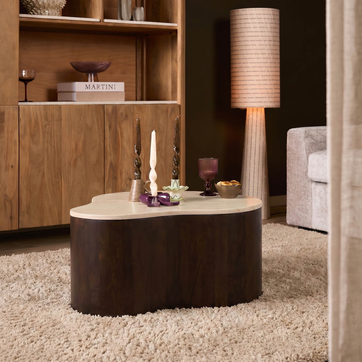Salontafel Lovi bruin mangohout 77 cm in een interieur