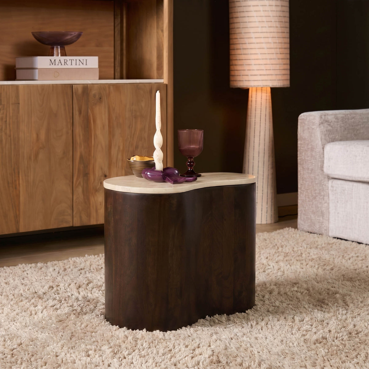 Salontafel Lovi bruin mangohout 50 cm in een interieur