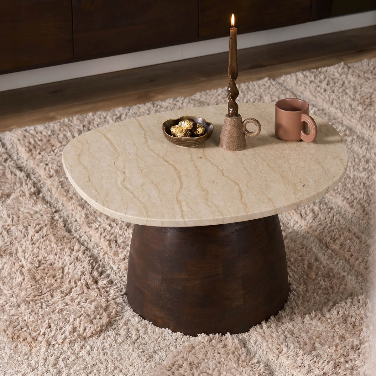Salontafel Liv bruin mangohout 70 cm in een interieur