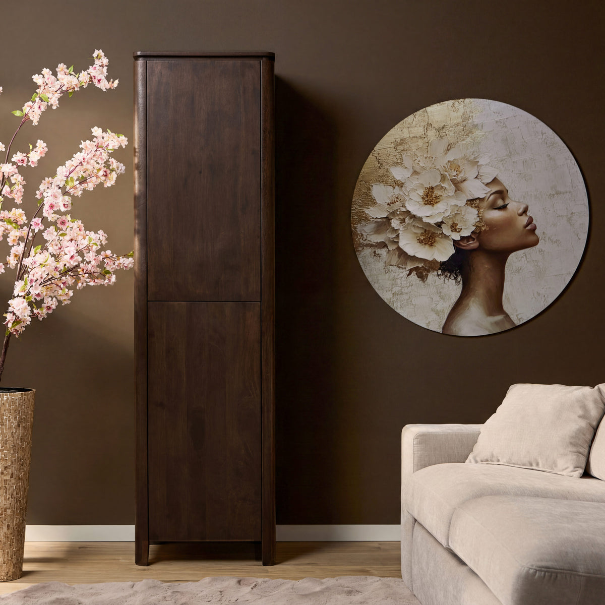 Opbergkast Dallas bruin mangohout 55 cm, vooraanzicht in een interieur