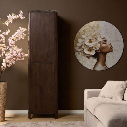 Opbergkast Dallas bruin mangohout 55 cm, vooraanzicht in een interieur