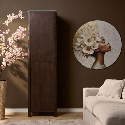 Opbergkast Dallas bruin mangohout 55 cm, vooraanzicht in een interieur
