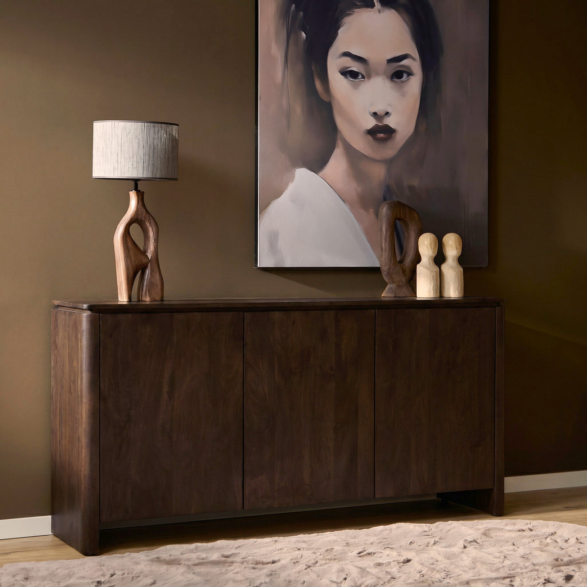 Dressoir Dallas bruin mangohout 165 cm, vooraanzicht in een interieur