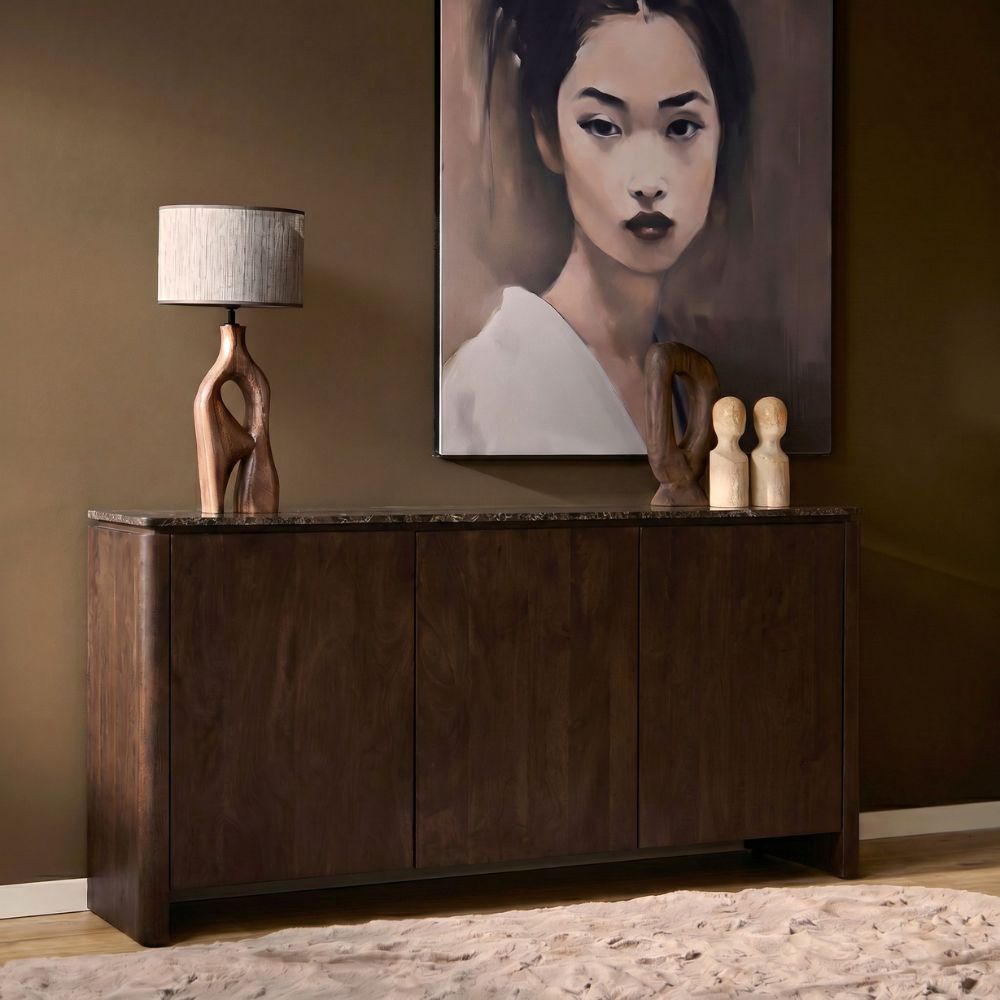 Dressoir Dallas bruin mangohout 165 cm, schuin vooraanzicht in een interieur